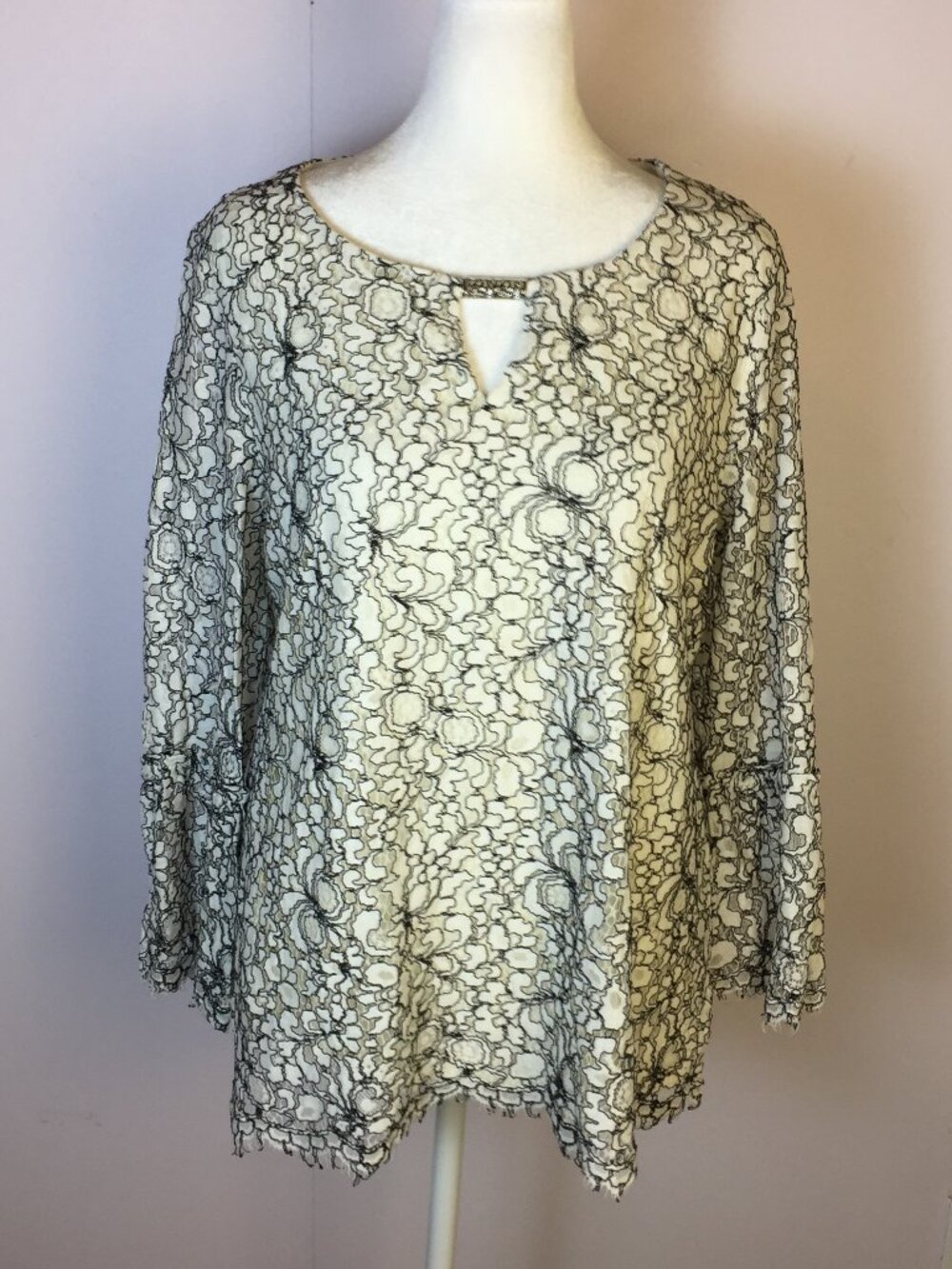 JM Collection Blouse Top Size M Womans White Black Lace 3/4 Bell Sleeve Keyhole